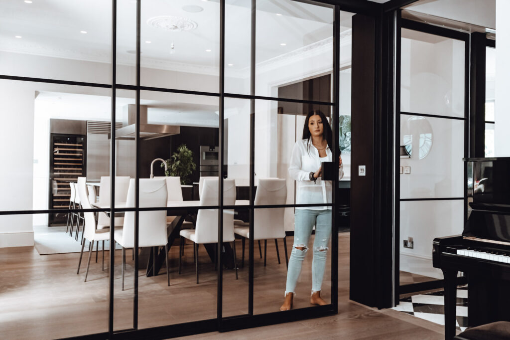 The Benefits of Top-Hung Track Mechanisms in High-End Internal Sliding Doors